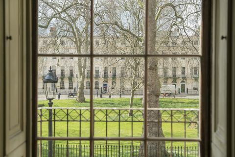 Fitzroy Square 1 - Marylebone - Phantom Thread - Daniel Day Lewis - ikkunat - Knight Frank