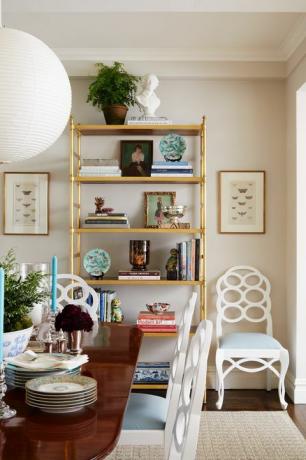 puinen ruokapöytä, valkoiset ja siniset tuolit, kultainen kirjahylly
