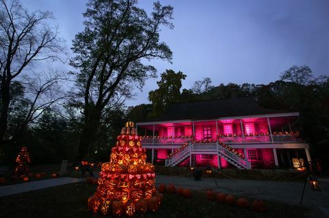 new york, Yhdysvallat 28. lokakuuta näkymä suuresta Jack Olantern Blaze -spektaakkelista, jossa on yli 5000 käsin veistettyä, valaistua kurpitsaa ammattitaiteilijat halloween -kauden aikana Crotonissa Hudsonin kylässä New Yorkissa, Yhdysvalloissa 28. lokakuuta 2014 Kuva: cem ozdelanadolu Agencygetty kuvia