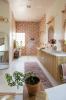 Kuinka suunnittelija Bari Ackerman muutti ikävän kylpyhuoneen vaaleanpunaiseksi keitaaksi