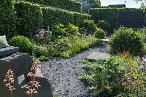 Näytä puutarha: Linklatersin puutarha Maggie'sille. Suunnittelija: Darren Hawkes. Tukee: Linklaters. RHS Chelsea Flower Show 2017.