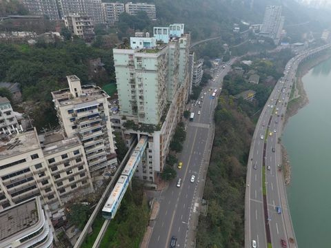 Kevyt rautatie kulkee asuinrakennuksen läpi Chongqingissa