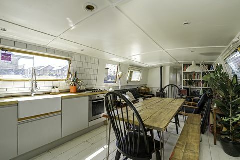 maailman ensimmäinen kestävästä corten-säänkestävästä teräksestä valmistettu asuntolaiva myytävänä Lontoossa