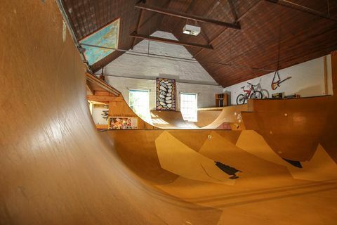 muunnettu kylähalli, jossa on oma skatepark, on myytävänä Norfolkissa
