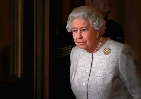 Lontoo, Englanti 4. marraskuuta kuningatar Elizabeth II valmistautuu tervehtimään Kazakstanin presidenttiä Nurultan Nazarbajevia Buckinghamin palatsissa 4. marraskuuta 2015 Lontoossa, Englannissa, Kazakstanin presidentti on Yhdistyneessä kuningaskunnassa virallisella vierailulla Ison-Britannian hallituksen vieraana hänen seurassaan on hänen vaimonsa ja tyttärensä, Dariga Nazarbayeva, joka on myös varapääministeri, valokuva: Chris Jackson WPA Poolgetty kuvia