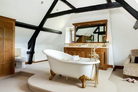 Savills - Collin House - maalaistalo - Cotswolds - kylpyhuone