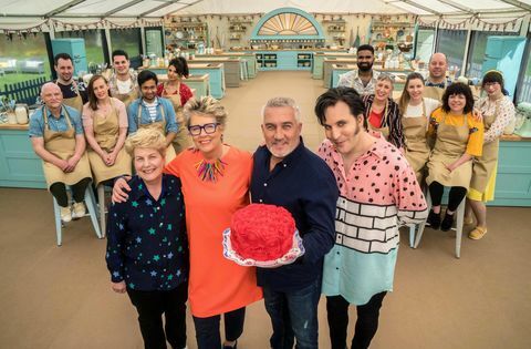 The Great British Bake Off (2018) -talenttisarjoukset: - Ohjaajat: Noel kenttä, Sandi Toksvig ja tuomarit Paul Hollywood, Prue Leith kilpailijoiden kanssa.