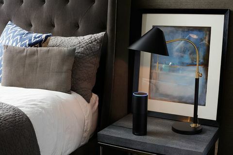 Amazon Echo yöpöydällä
