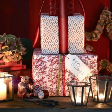 tämän kauden kauneimmat joulusuunnitelmat muuttavat kotisi tyylillä antamisen aikaa kauniiseen käsinpainettuun paperiin kääritty ja upeilla nauhoilla sidottu lahja on ihana antaa ja vastaanottaa