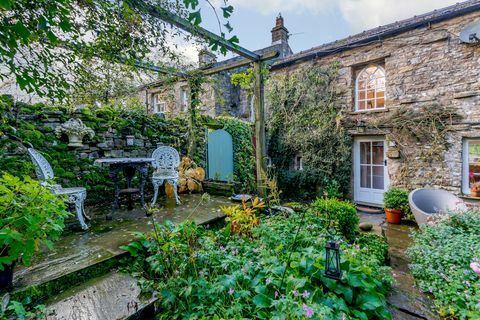 kaunis hiljattain kunnostettu 1700-luvun kivimökki yorkshiren dalesin sydämessä on markkinoilla 775 000 puntaa