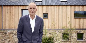 Grand Designs Series 15: Kevin McCloud vierailee County Downissa