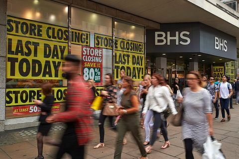 Jalankulkijat kulkevat vähittäiskauppias BHS: n (British Home Stores) lippulaivakaupan ohi Lontoon keskustassa Oxford Streetillä 13. elokuuta 2016 viimeisen kaupankäyntipäivän aikana ennen kaupan sulkemista. Brittiläisen tavarataloketjun BHS on tarkoitus sulkea jopa 11 000 työpaikan menetys, järjestelmänvalvojat kertoivat kesäkuussa 2016, kun ei löytynyt ostajaa. Vaatteita, ruokaa ja astioita myyvä 88-vuotias ketju ei ole pystynyt pysymään tahdissa perinteiset kilpailijat, kuten Marks & Spencer, ja online-jättiläiset, kuten Amazon, johtaen suuriin tappioihin markkinaosuus. Lontoon lippulaivamyymälä Oxford Streetillä sulkeutuu kaupan lopussa 13. elokuuta 2016, kaikkien kauppojen on tarkoitus sulkeutua 20. elokuuta 2016 raporttien mukaan