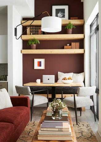 punaiset seinät, aamiaishuone, puupöytä, kerma tuolit, byron risdonin suunnittelema oranssi sohva