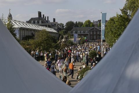 kävijöitä syksyn rhs chelsea -kukkanäyttelyssä 2021 syyskuussa