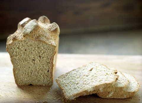 Viipaloitu leipä leikkuulaudalle