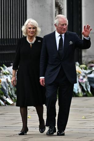 kuningas Charles ii ja Camilla, kuningatar puoliso, tervehtivät väkijoukkoja Buckinghamin palatsin ulkopuolella