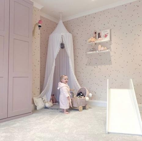 vaaleanpunainen lasten makuuhuone