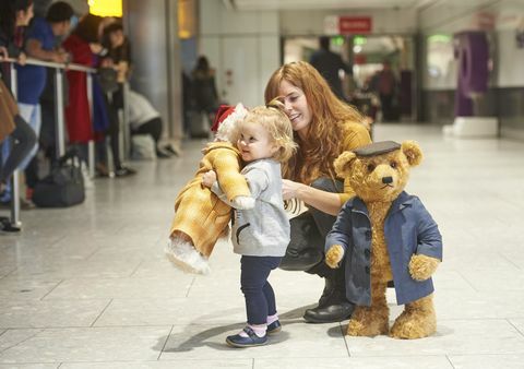 Heathrow'n joulumainos - Steiff kantaa Dorista ja Edward Bairia Heathrow'n lentokentällä