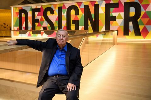 Lontoo, Englanti 17. marraskuuta suunnittelija Terence Conran poseeraa valokuville uuden designmuseon avajaisissa 17. marraskuuta 2016 Lontoossa, Englannissa. Suunnittelumuseo on siirtänyt vanhan sijaintinsa 83 miljoonan gigatavun suuruiselle investoinnille vanhan sijaintinsa John Pawsonin suunnittelemaan uuteen tilaan Kensingtonin pääkadulla, joka on yli kolme kertaa edellisen rakennuksen koon alkuperäisen museon perusti terence conran vuonna 1989, ja sen suosio on kasvanut Carl Courtgettyn ​​valokuvan jälkeen kuvia