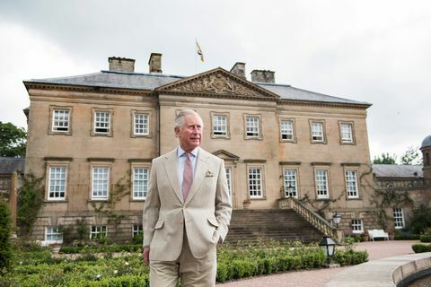 Prinssi Charles Dumfriesin talon ulkopuolella