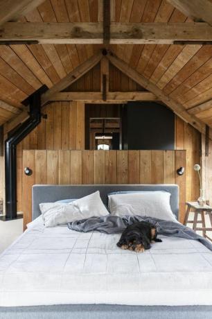 ensisijainen makuuhuone berkshiressä, Englannissa, Lontoon arkkitehtuuri ja sisätilojen suunnittelema mclaren bed amode. matto kullatut reunat matot. valot astro valaistus