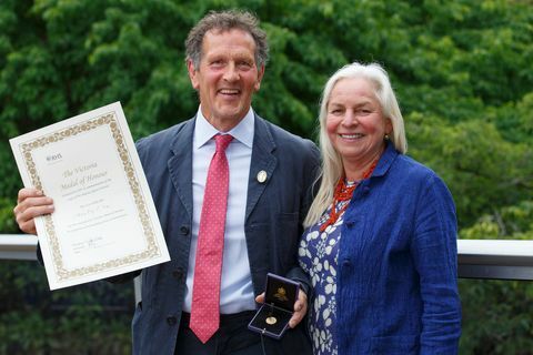 tv-puutarhuri monty don ja vaimo Sarah poseeraavat hänen saamansa rh victoria -mitalinsa kanssa poikkeukselliset palvelut puutarhataloudelle lehdistöpäivän aikana rhs chelsea kukkanäyttely 2022, maanantai 23.5.2022 rhs luke macgregor