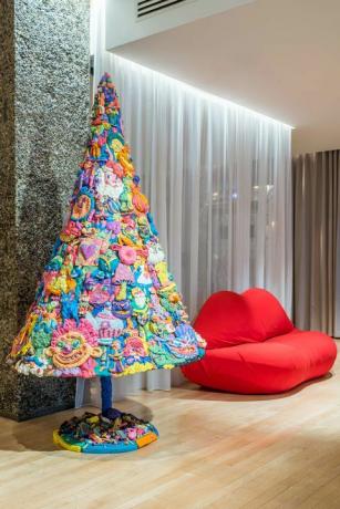 Sanderson Hotel paljastaa Alice Wonderland -teemaisen joulukuusen - joka on valmistettu kokonaan plastiliinista