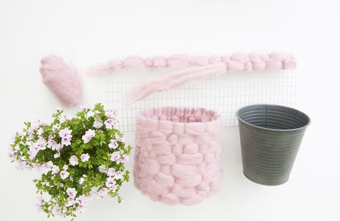 Geraniums-kukkaruukku vaaleanpunaisella villapeitteellä, DIY-projekti