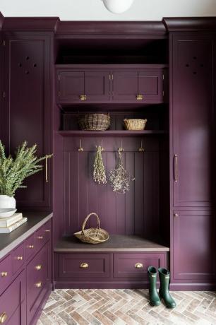 mudroom, violetit kaapit, laatat