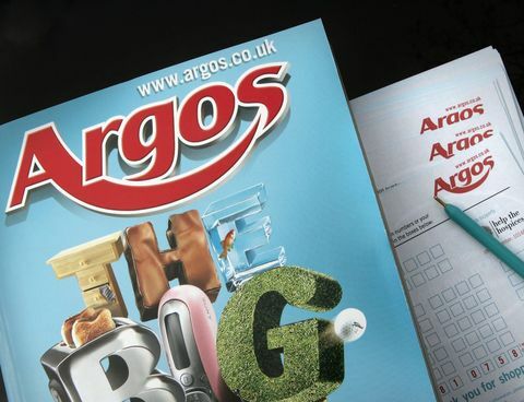 woking, iso-britannia 29. maaliskuuta tässä kuvassa argos-luettelo ja ostoliput näytetään sivukonttorissa lähellä laivastoa 29. maaliskuuta 2006 surrey, englantilainen emoyhtiö, gusin on sulautettava argot ja experian ja kelluttamaan kaksi yritystä Peter Macdiarmidgettyn ​​FTE-kuvassa kuvia