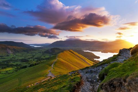 < p> Cat Bells on täydellinen aloitusmäki pienille jaloille, sanovat The Ramblers. Se seisoo 451 metrin korkeudessa ja tarjoaa hauskan kiipeämisen pienelle huipulle monella eri tavalla.</p>< p>< strong data-redactor-tag=" strong" data-verified=" redactor">< a href=" https://osmaps.ordnancesurvey.co.uk/route/1677950/OS-Recommended-ITV-100-Favourite-Walks-Cat-Bells" target=" _blank" data-tracking-id=" recirc-text-link"> Katso reitti</a></strong></p>