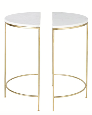 2 kultaista metallia ja valkoista marmoria yöpöytää