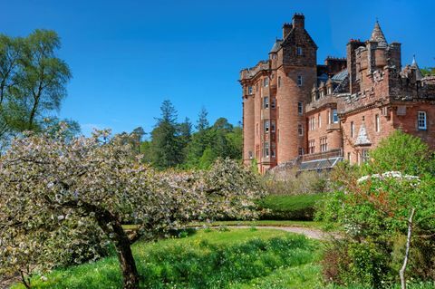 Glenborrodale Castle, Skotlanti myytävänä kahdella saarella