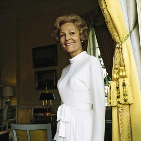 muoti, 15. lokakuuta 1972 muotokuva pat nixon nee thelma catherine patricia ryan yhdysvaltojen ensimmäinen nainen ja presidentti richard milhous nixonin vaimo, seisoo keltaisessa soikeassa huoneessa Valkoisesta talosta keltaisen verhon vieressä, jota isot tupsut pidättävät, hänellä on valkoinen mekko pitkillä hihoilla, seisova kaulus ja solmittu vyötäröllä vyötärö horst p horstconde nast via getty kuvia