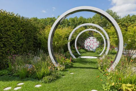 Rintasyöpä nyt puutarhassa: Mikroskoopin kautta. Suunnittelija: Ruth Willmott. Sponsoroi: Rintasyöpäa avustavien avunantajien ryhmä. RHS Chelsea Flower Show 2017