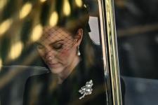 Kate Middleton osoittaa hienovaraisen kunnianosoituksen kuningattarelle nähdäkseen monarkin valehtelevan