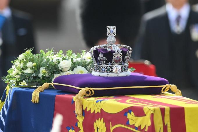 kuningatar Elizabeth ii: tä kantava arkku siirretään Buckinghamin palatsista Westminsterin palatsiin