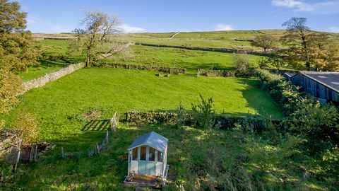 kaunis hiljattain kunnostettu 1700-luvun kivimökki yorkshiren dalesin sydämessä on markkinoilla 775 000 puntaa