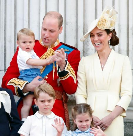 Lontoo, Yhdistynyt kuningaskunta kesäkuuta 08, julkaisukielto Britannian sanomalehdissä 24 tuntia luomispäivämäärän ja -ajan jälkeen prinssi William, Cambridgen herttua, Catherine, Britannian herttuatar Cambridge, Cambridgen prinssi Louis, Cambridgen prinssi George ja Cambridgen prinsessa charlotte seisovat Buckinghamin palatsin parvekkeella värittäessään väriä, Queensin vuotuinen syntymäpäiväparaati 8. kesäkuuta 2019 Lontoossa, Englannissa, vuotuinen seremonia, johon osallistuu yli 1400 vartijaa ja ratsuväkeä, uskotaan suoritetun ensimmäisen kerran. kuningas Charles II: n aikana paraati on suvereenin virallinen syntymäpäivä, vaikka kuningattareiden varsinainen syntymäpäivä on 21. huhtikuuta. Kuva: max mumbyindigogetty kuvia