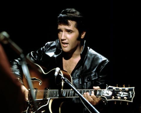 Rock and roll-muusikko Elvis Presley esiintyy ...