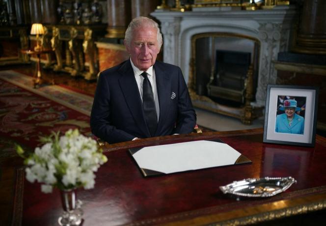 Britannian kuningas Charles iii pitää televisiopuheen kansakunnalle ja kansakunnalle sinisestä piirroksesta huone Buckinghamin palatsissa Lontoossa 9. syyskuuta 2022, päivä sen jälkeen, kun kuningatar Elizabeth ii kuoli 96-vuotiaana
