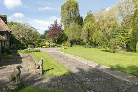 Tryst House, Shottery, Stratford upon Avon, Warwickshire - nurmikolla ja järvellä