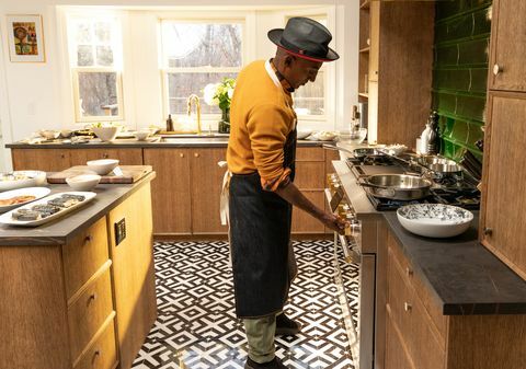 kokki marcus samuelsson keittiössään