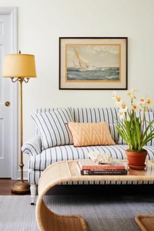 valkoisempi sohvapöytä, sinivalkoinen raidallinen sohva
