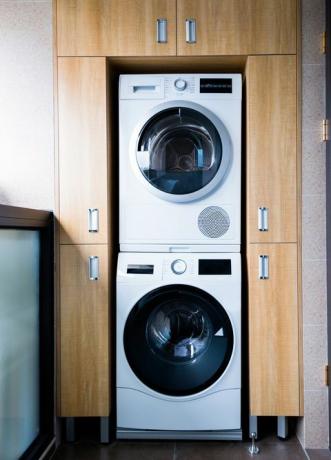 Pyykinpesukone ja kuivausrumpu modernissa huoneistossa
