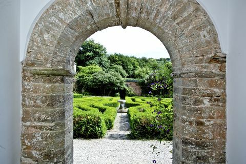 Ranscombe Manor, kahdeksan makuuhuoneen kartano, jossa on puutarha sokkelo myytävänä Kingsbridgessä, Devonissa