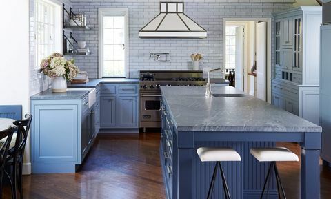 sininen ja valkoinen keittiö, klassinen muotoilu 