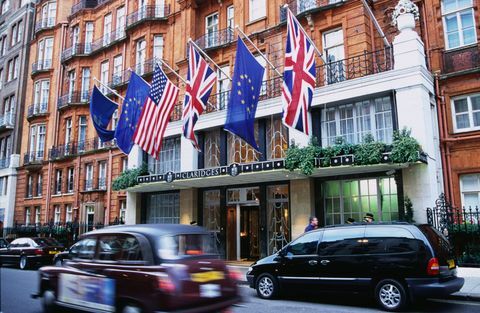 Claridgesin viiden tähden luksushotelli nauttii rikkaita ja kuuluisia Brook Street Mayfair -kadulla.