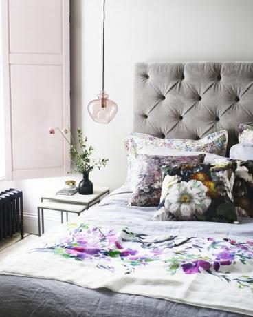 nykyaikainen makuuhuone, jossa samettia ja kukkia