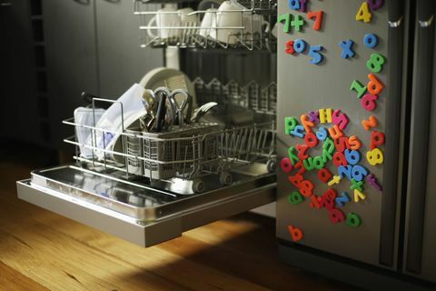 Astianpesukone, avoin laatikko jääkaapin vieressä, peitetty lasten jääkaappimagneeteilla